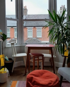 Ja, es regnet oft in London aber Corinne ist in einem gemütlichen Zuhause gelandet.